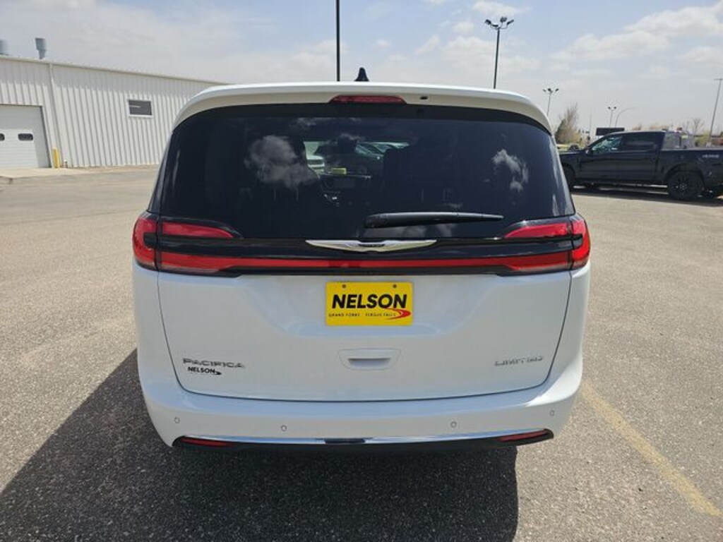 Used 2024 Chrysler Pacifica Limited Minivan/Van