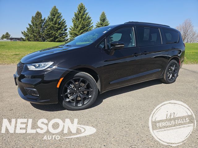 2025 Chrysler Pacifica Limited AWD's photo