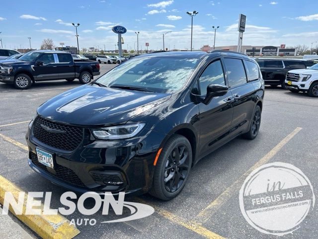 2025 Chrysler Pacifica Limited AWD's photo