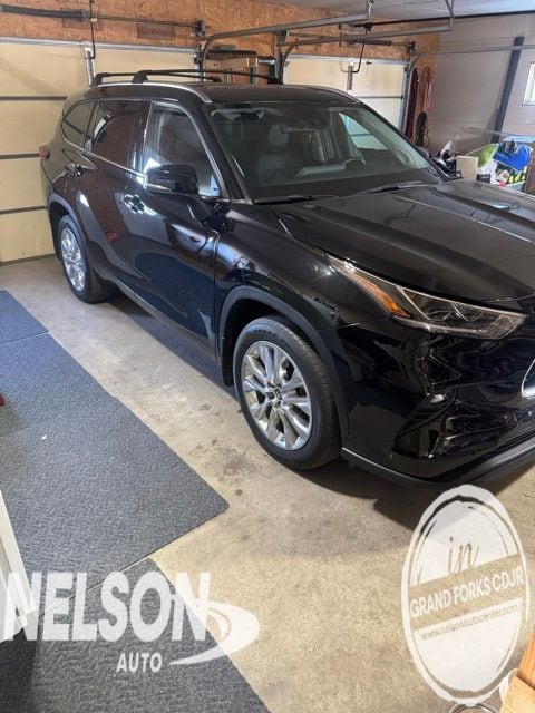2023 Toyota Highlander Limited's photo