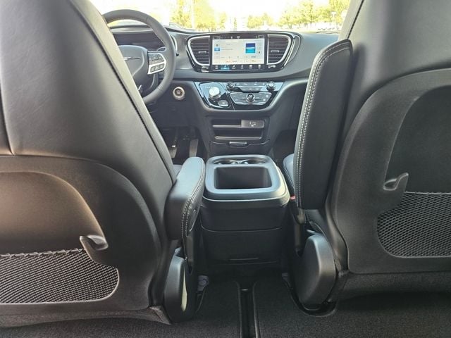 2026 Chrysler Voyager LX - Photo 13