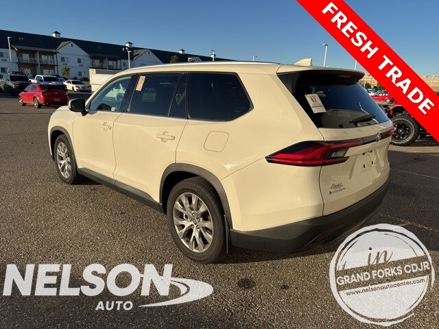 2024 Toyota Highlander Hybrid Limited photo 4