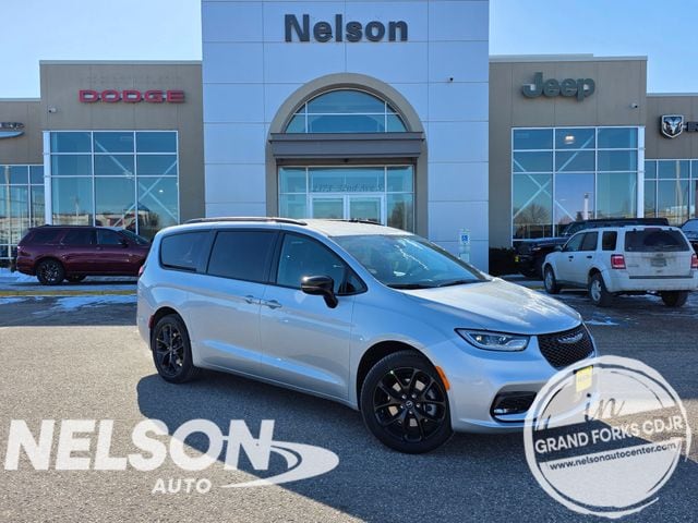 2026 Chrysler Pacifica Passenger Van 