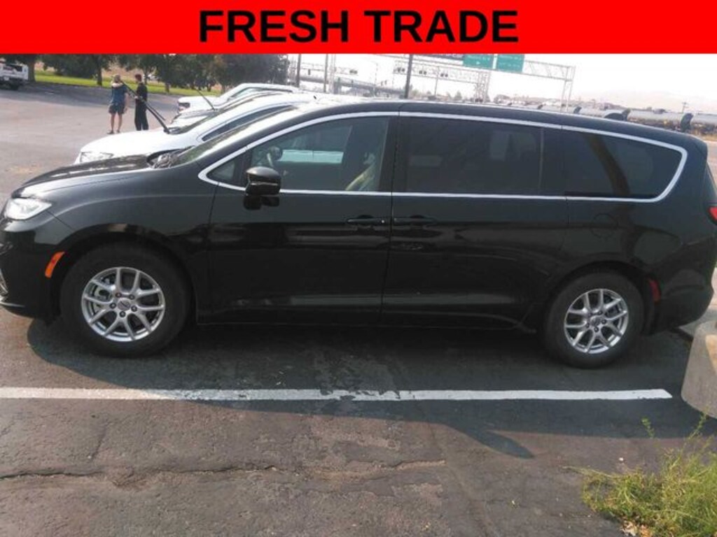Used 2025 Chrysler Pacifica Select Van Passenger Van