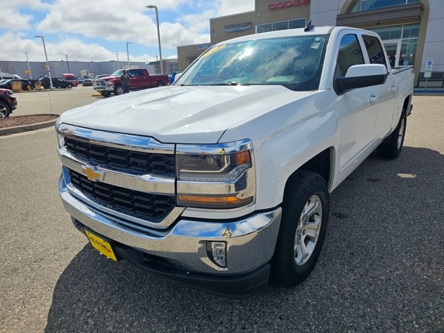 Used 2018 Chevrolet Silverado 1500 LT with VIN 3GCUKREC4JG118231 for sale in Grand Forks, ND
