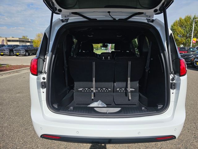 2026 Chrysler Voyager LX - Photo 10