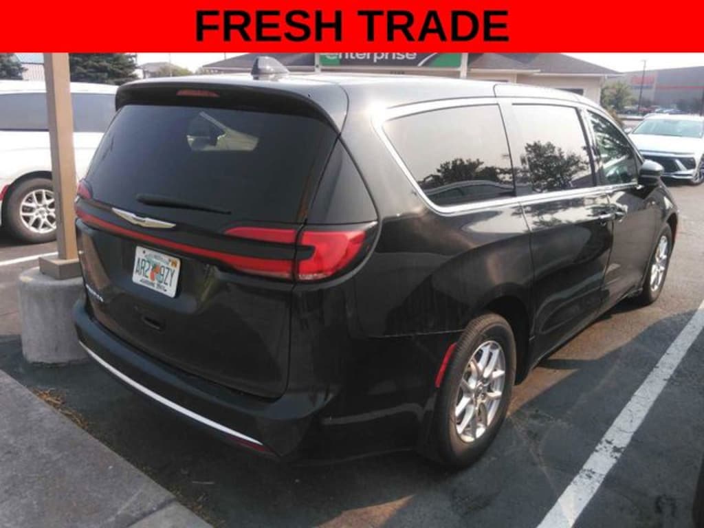 Used 2025 Chrysler Pacifica Select Van Passenger Van