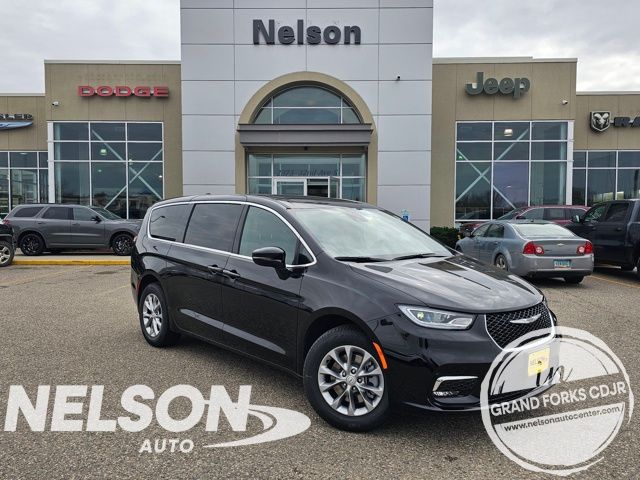 2026 Chrysler Pacifica Select's photo