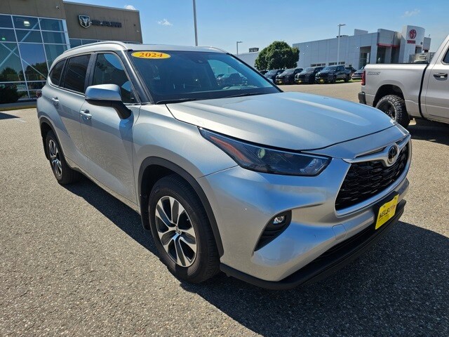2024 Toyota Highlander LE photo 3