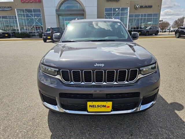 2025 Jeep Grand Cherokee Laredo photo 3