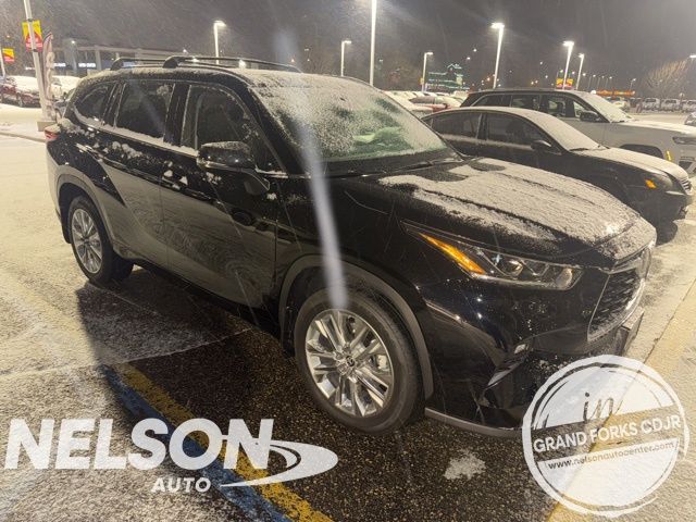 2023 Toyota Highlander Limited's photo