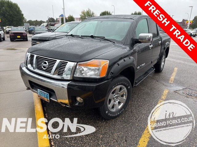 2011 Nissan Titan SV photo 3