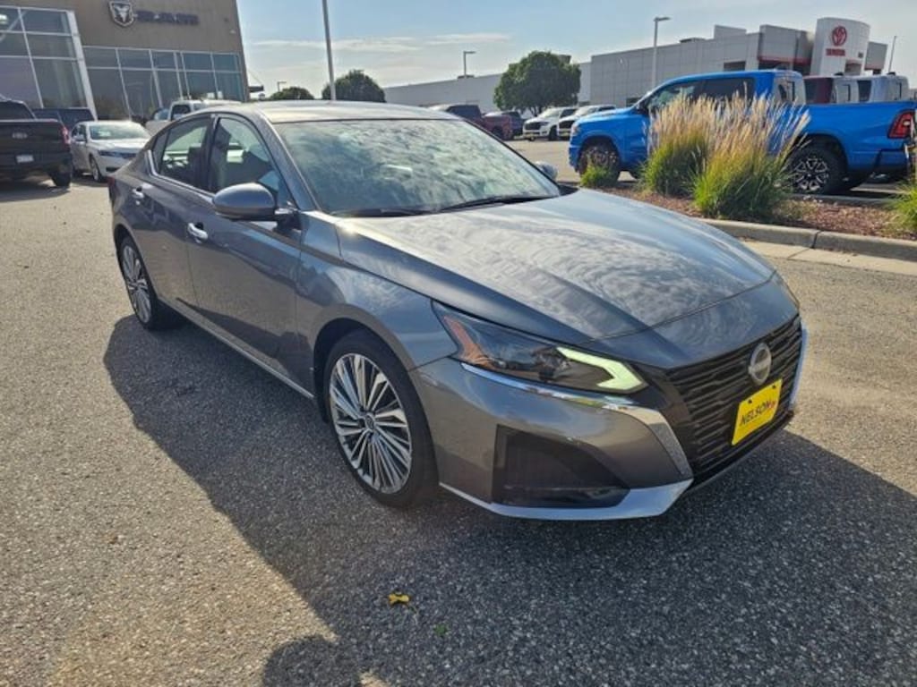 Used 2024 Nissan Altima Platinum Sedan