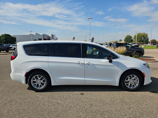 2026 Chrysler Voyager LX - Photo 6