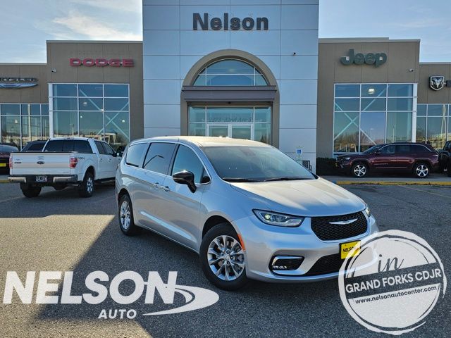 2026 Chrysler Pacifica Select's photo