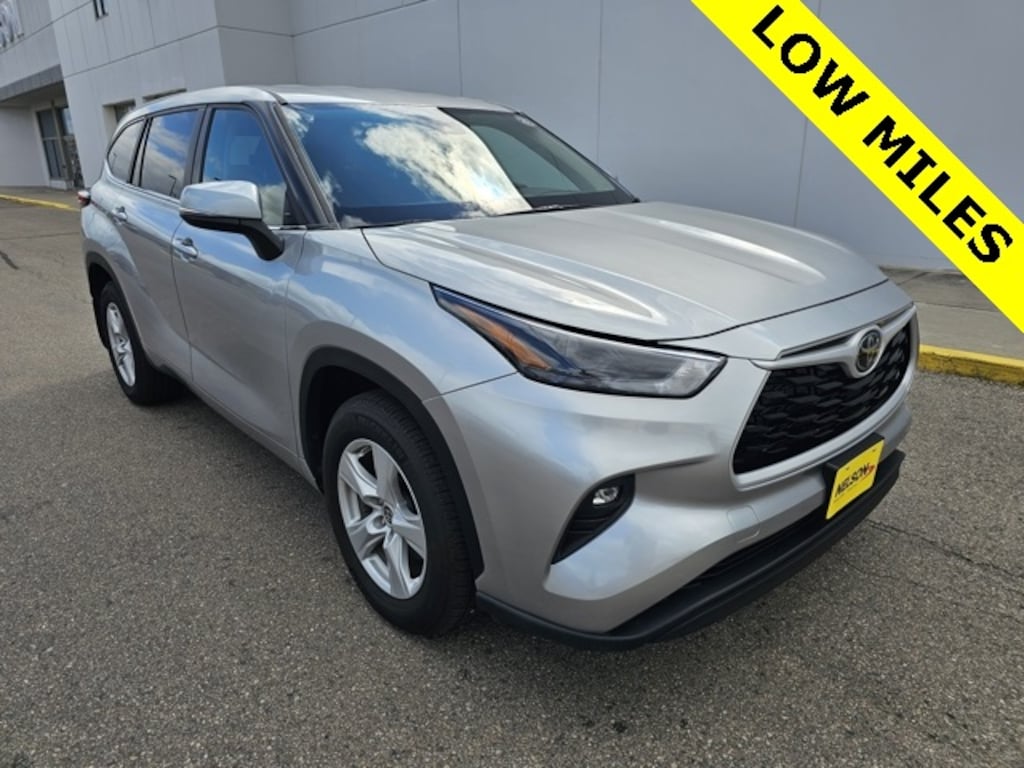 Used 2024 Toyota Highlander LE SUV