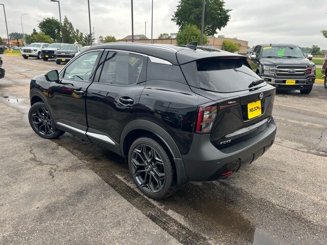 2025 Nissan Kicks SR photo 3