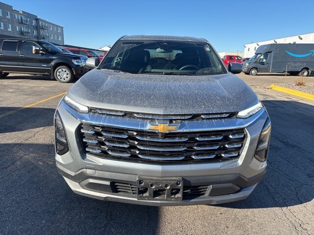 2025 Chevrolet Equinox LT photo 2