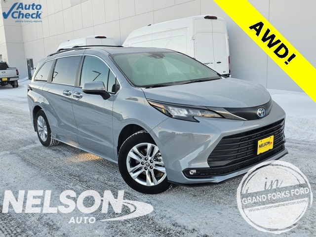 2023 Toyota Sienna Woodland Edition's photo