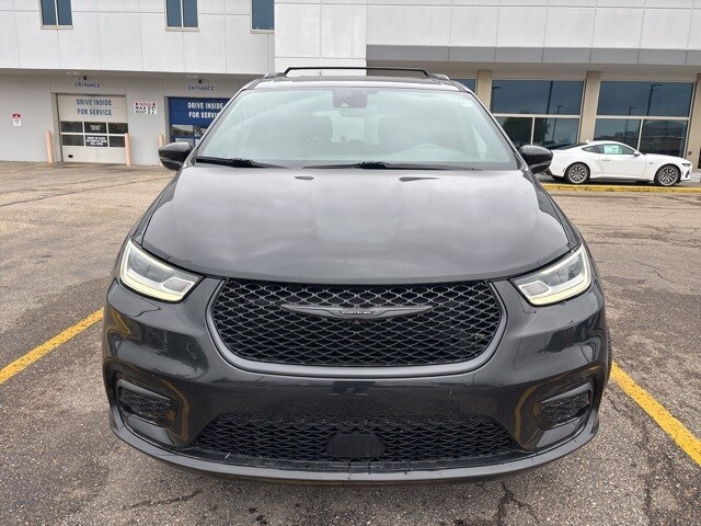 2022 Chrysler Pacifica Touring L photo 2