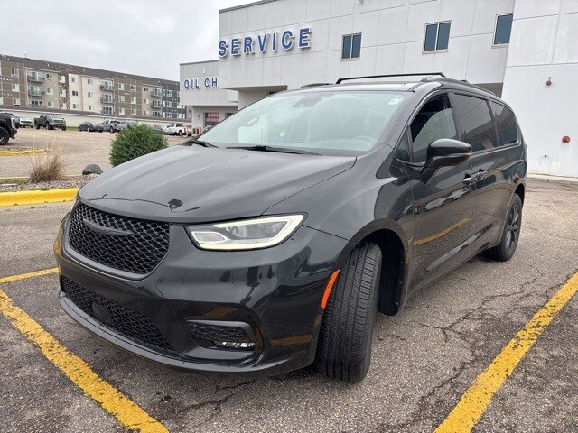 2022 Chrysler Pacifica Touring L photo 3