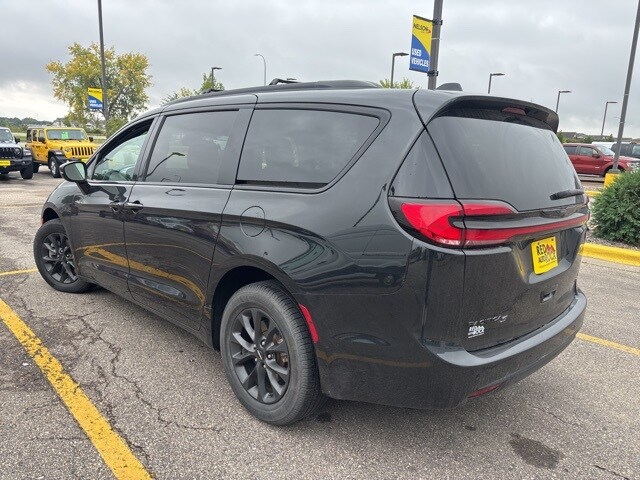 2022 Chrysler Pacifica Touring L photo 4