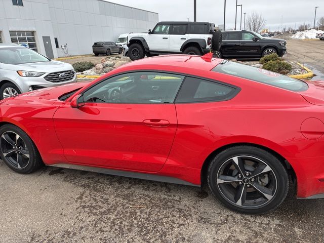 2022 Ford Mustang EcoBoost photo 4