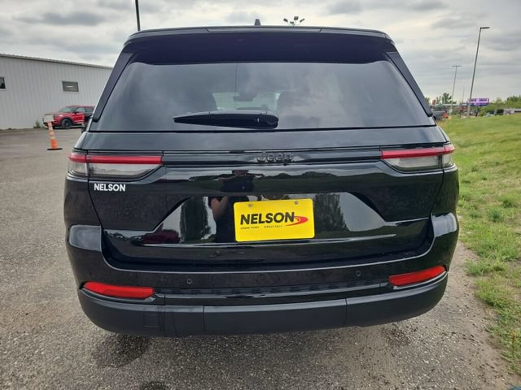 Used 2025 Jeep Grand Cherokee Altitude SUV