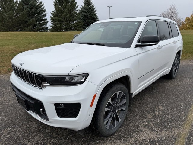 2023 Jeep Grand Cherokee Overland photo 2