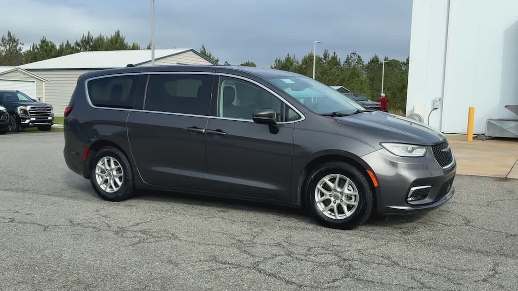 Used 2023 Chrysler Pacifica Touring L