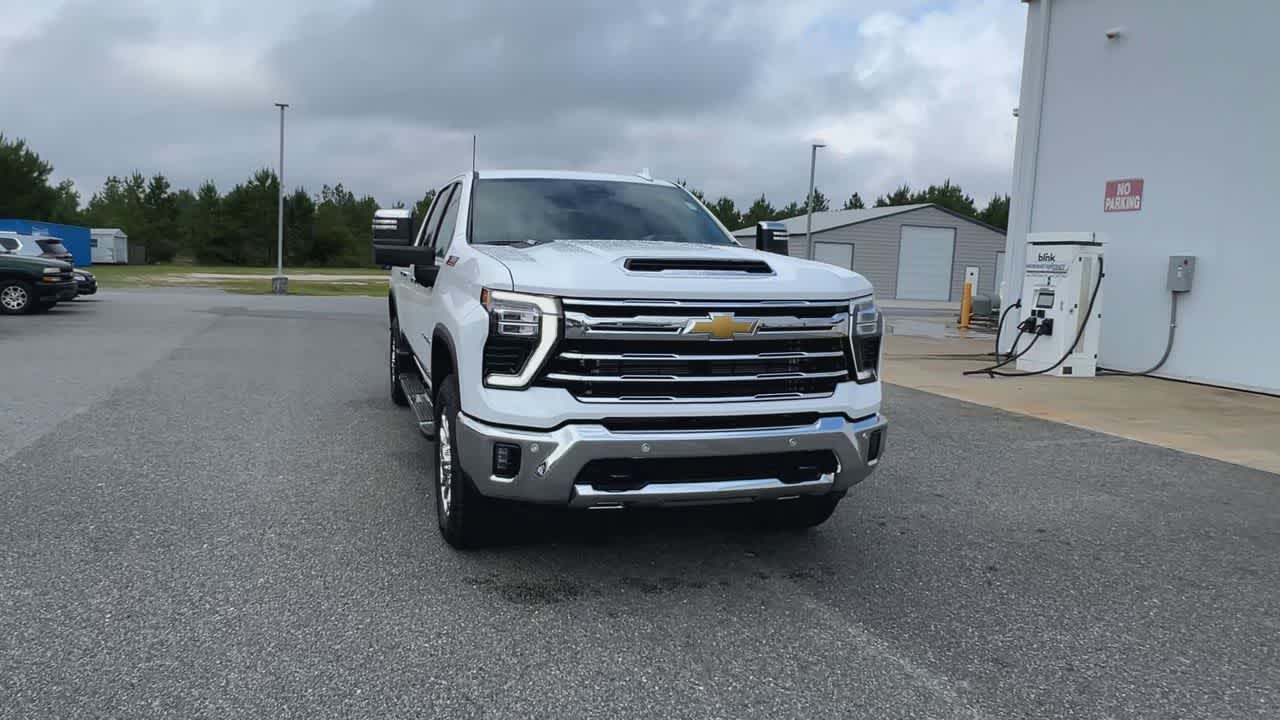 2025 Chevrolet Silverado 2500HD LTZ photo 3