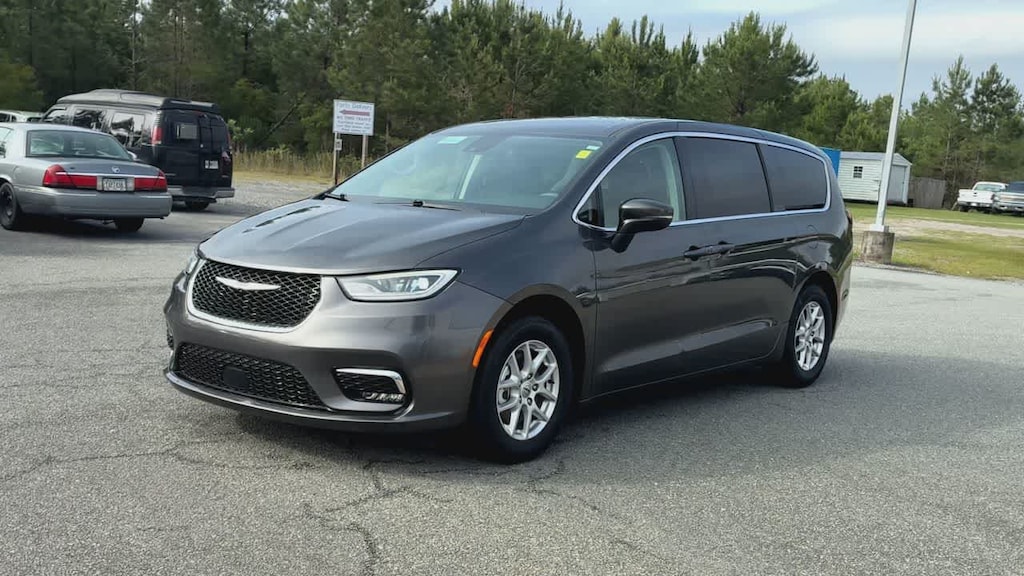 Used 2023 Chrysler Pacifica Touring L