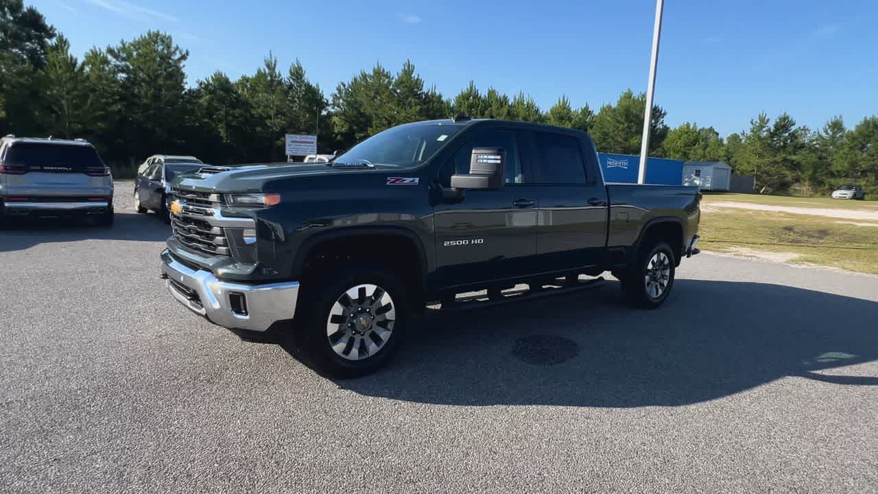 2025 Chevrolet Silverado 2500HD LT photo 3