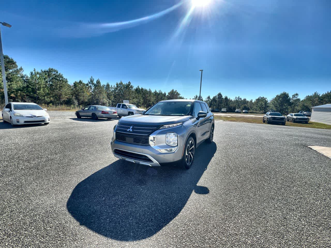 2024 Mitsubishi Outlander SE's photo