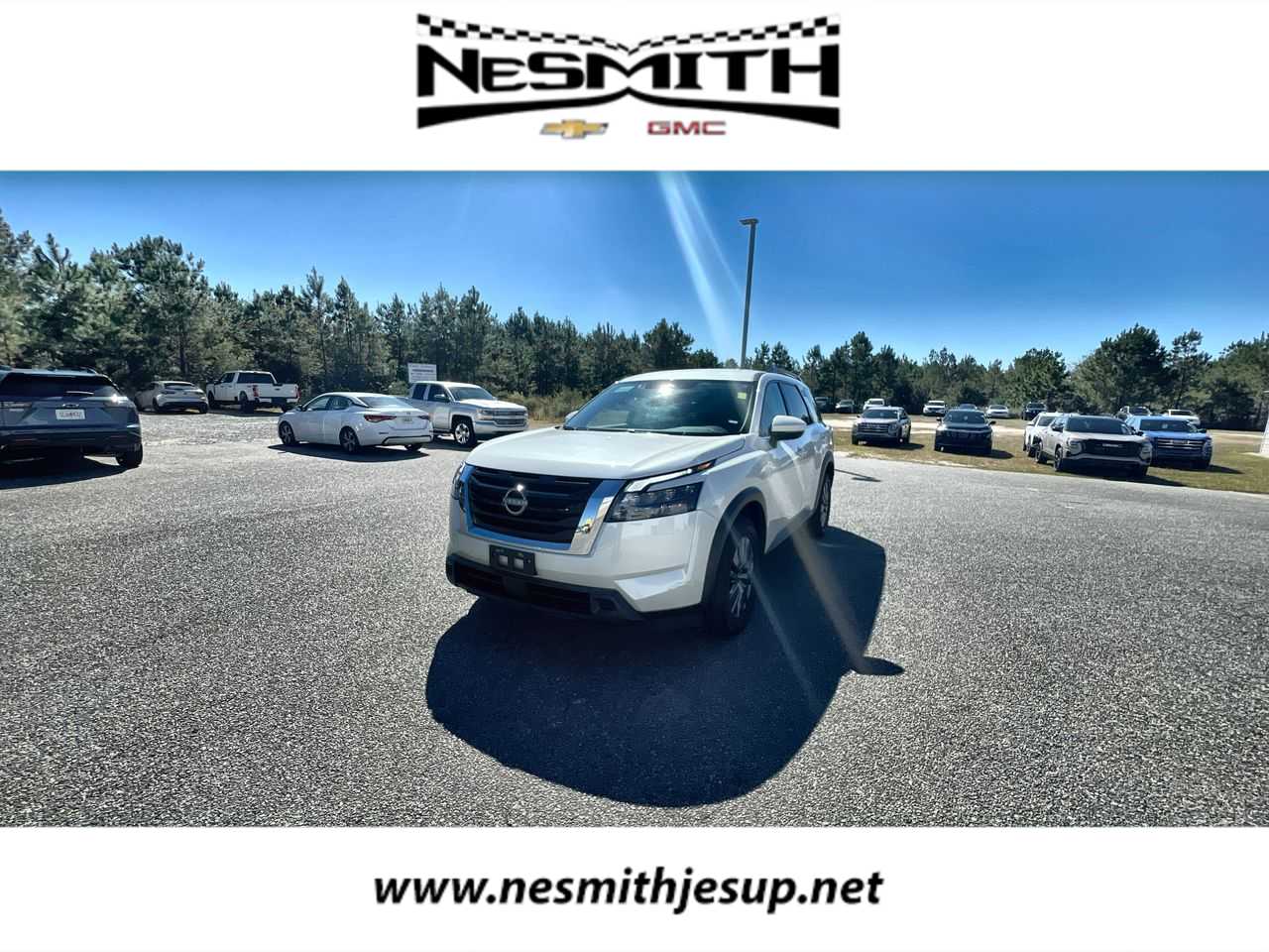 2024 Nissan Pathfinder SV's photo