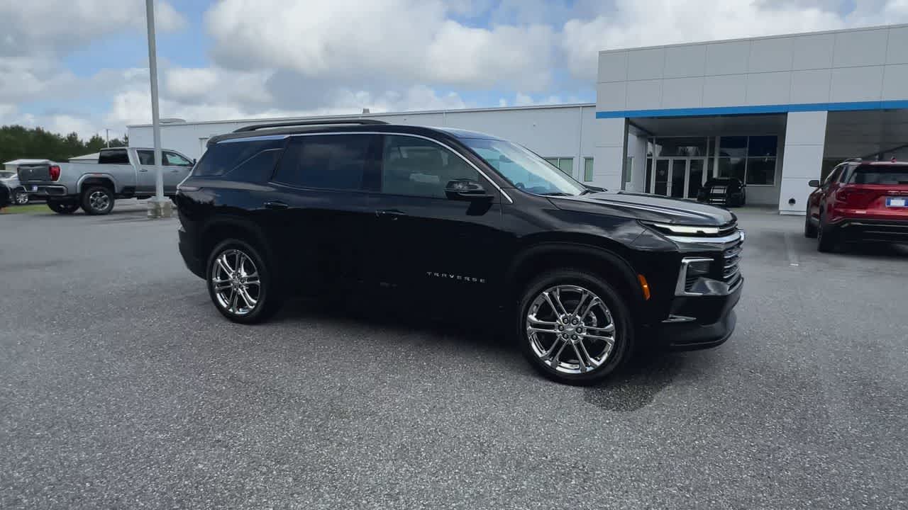 2025 Chevrolet Traverse photo 2