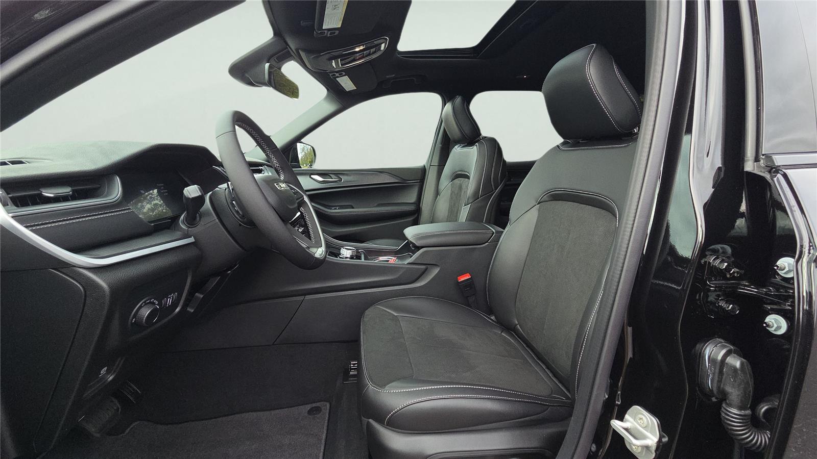 2025 Jeep Grand Cherokee Altitude photo 3