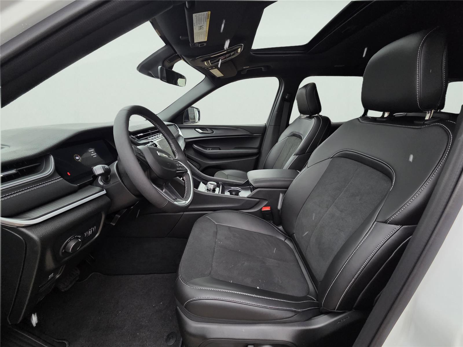 2025 Jeep Grand Cherokee Altitude photo 3