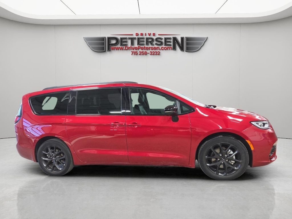 Used 2024 Chrysler Pacifica MiniVan