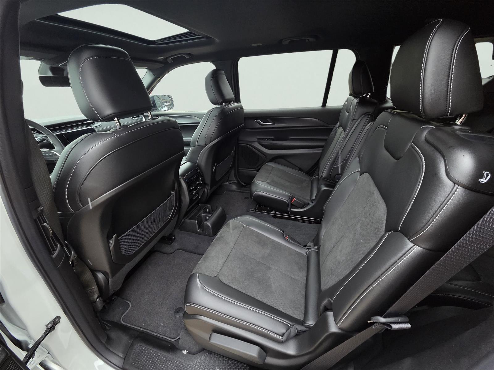 2025 Jeep Grand Cherokee Altitude photo 4