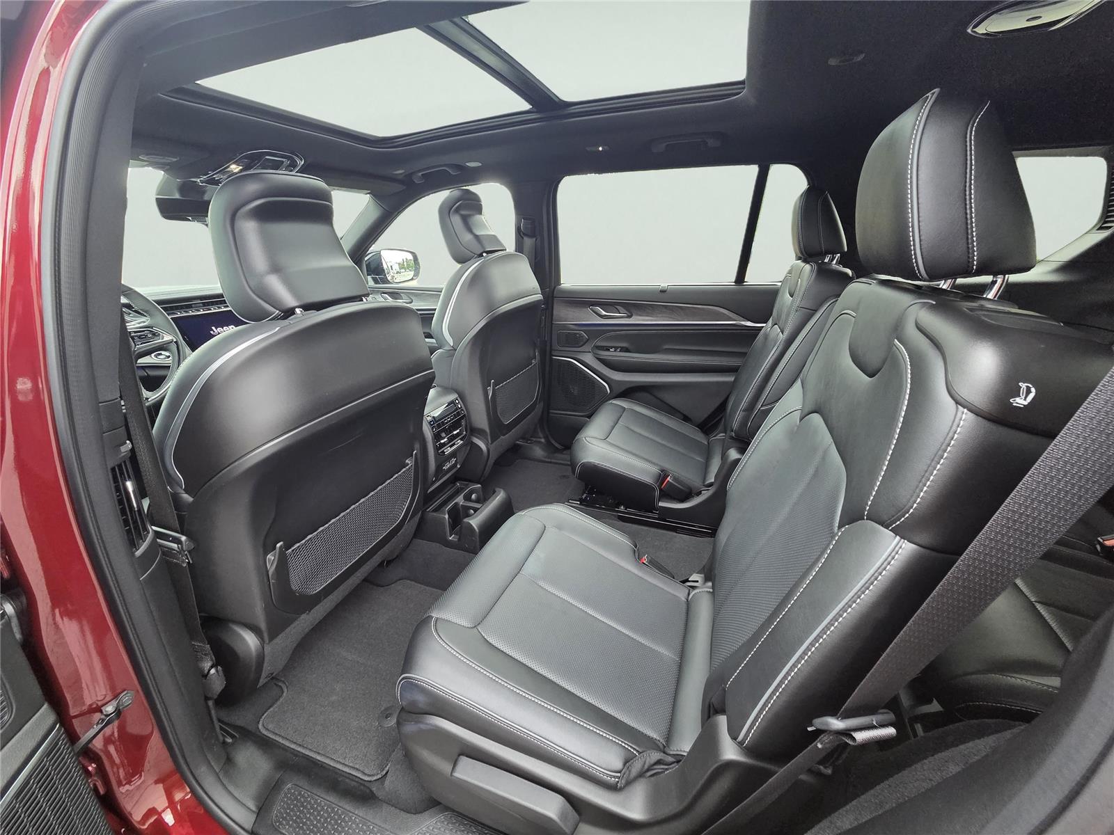 2024 Jeep Grand Cherokee Overland photo 4