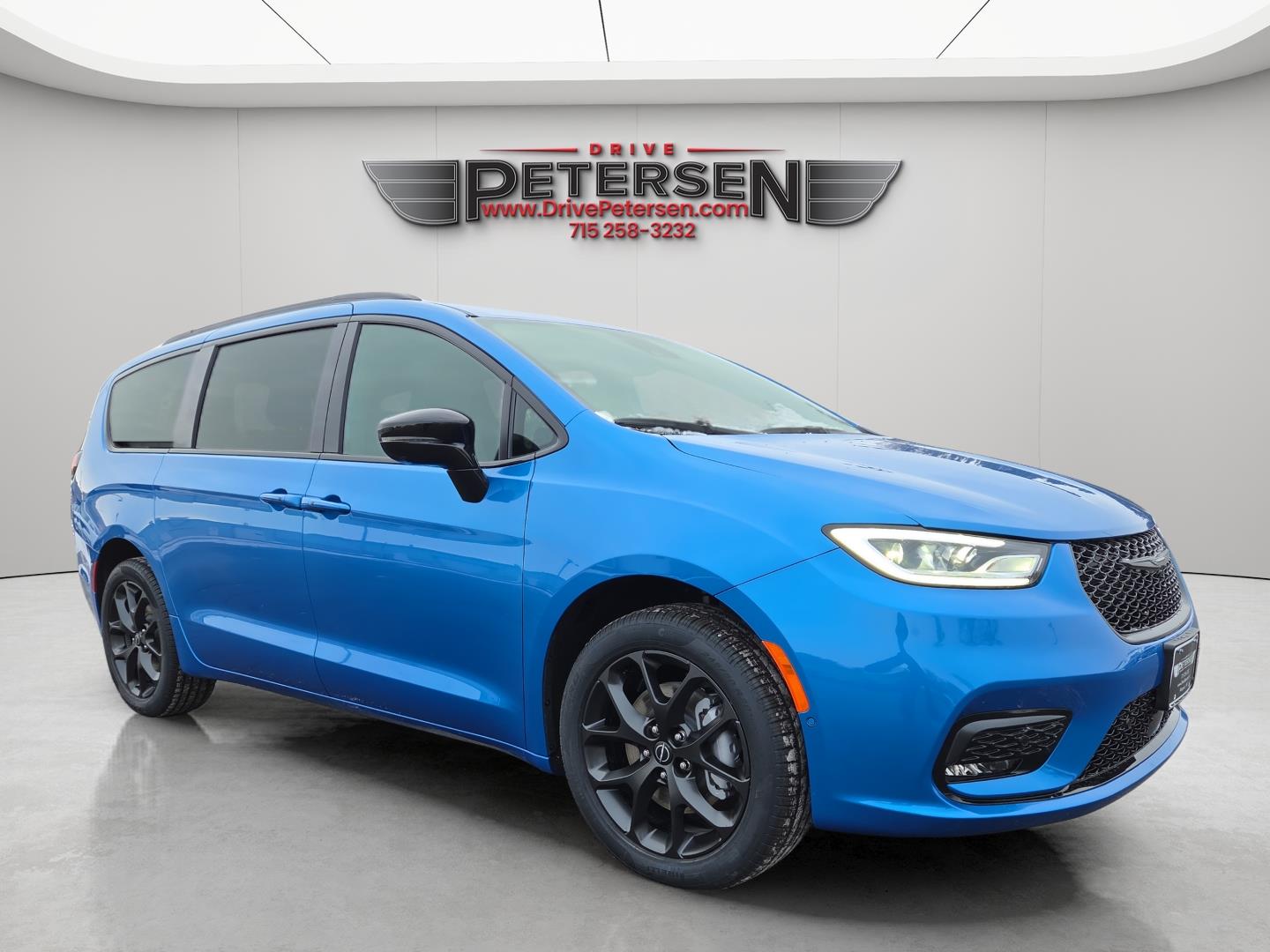 2026 Chrysler Pacifica Select's photo