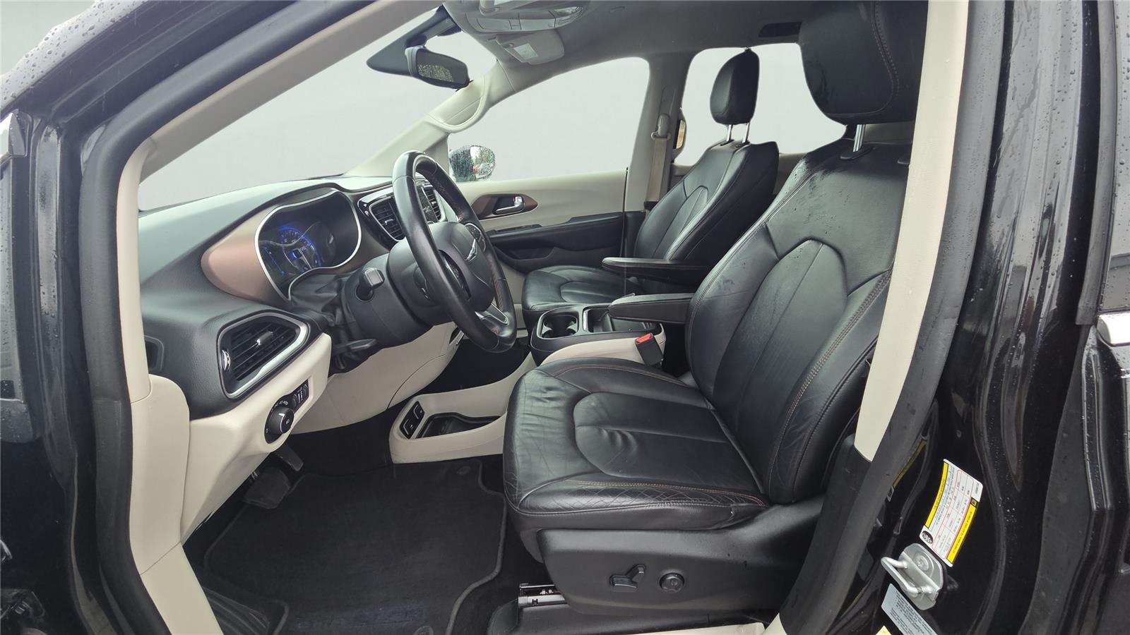 2017 Chrysler Pacifica Touring L photo 3