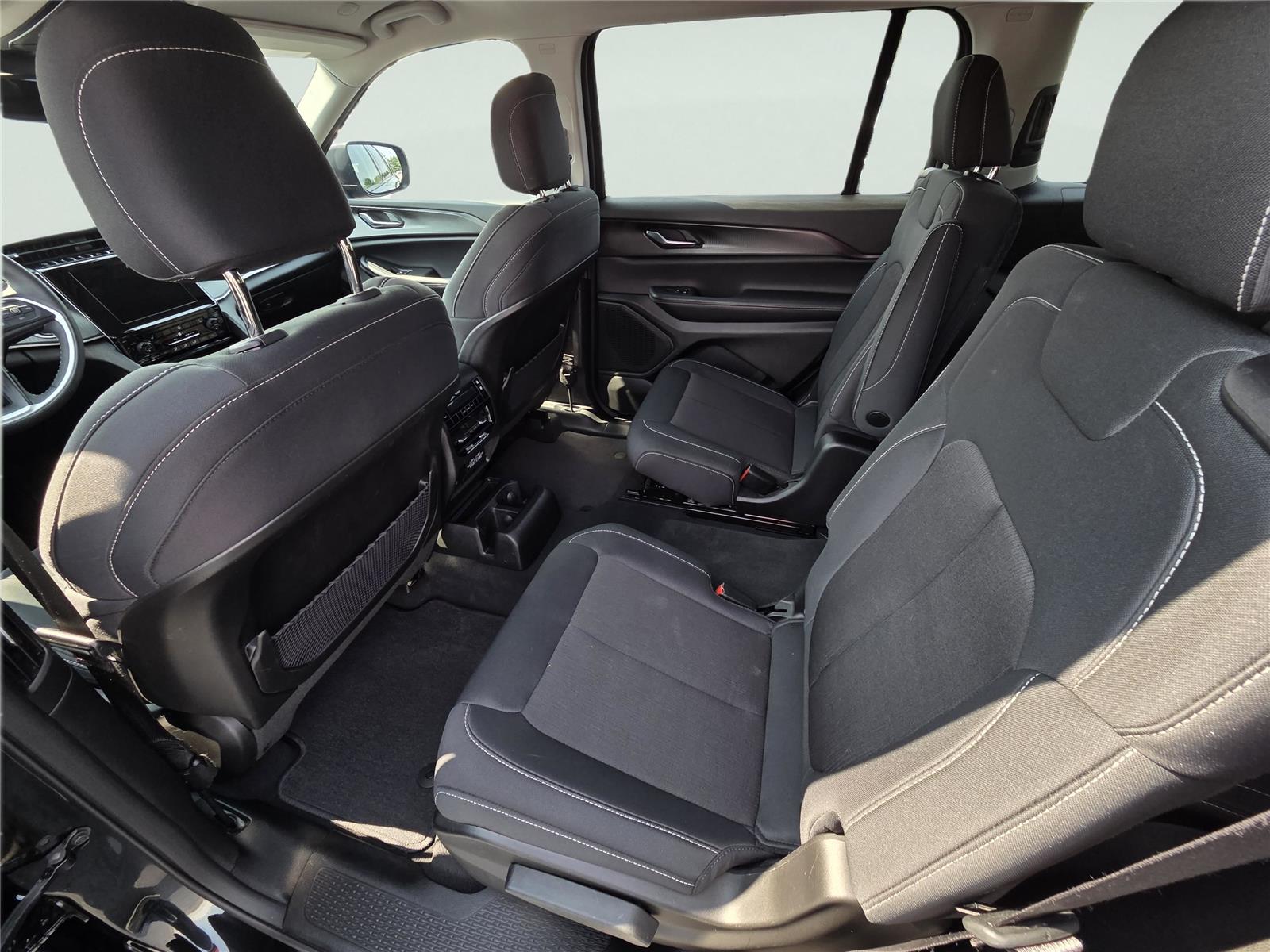 2023 Jeep Grand Cherokee Laredo photo 3