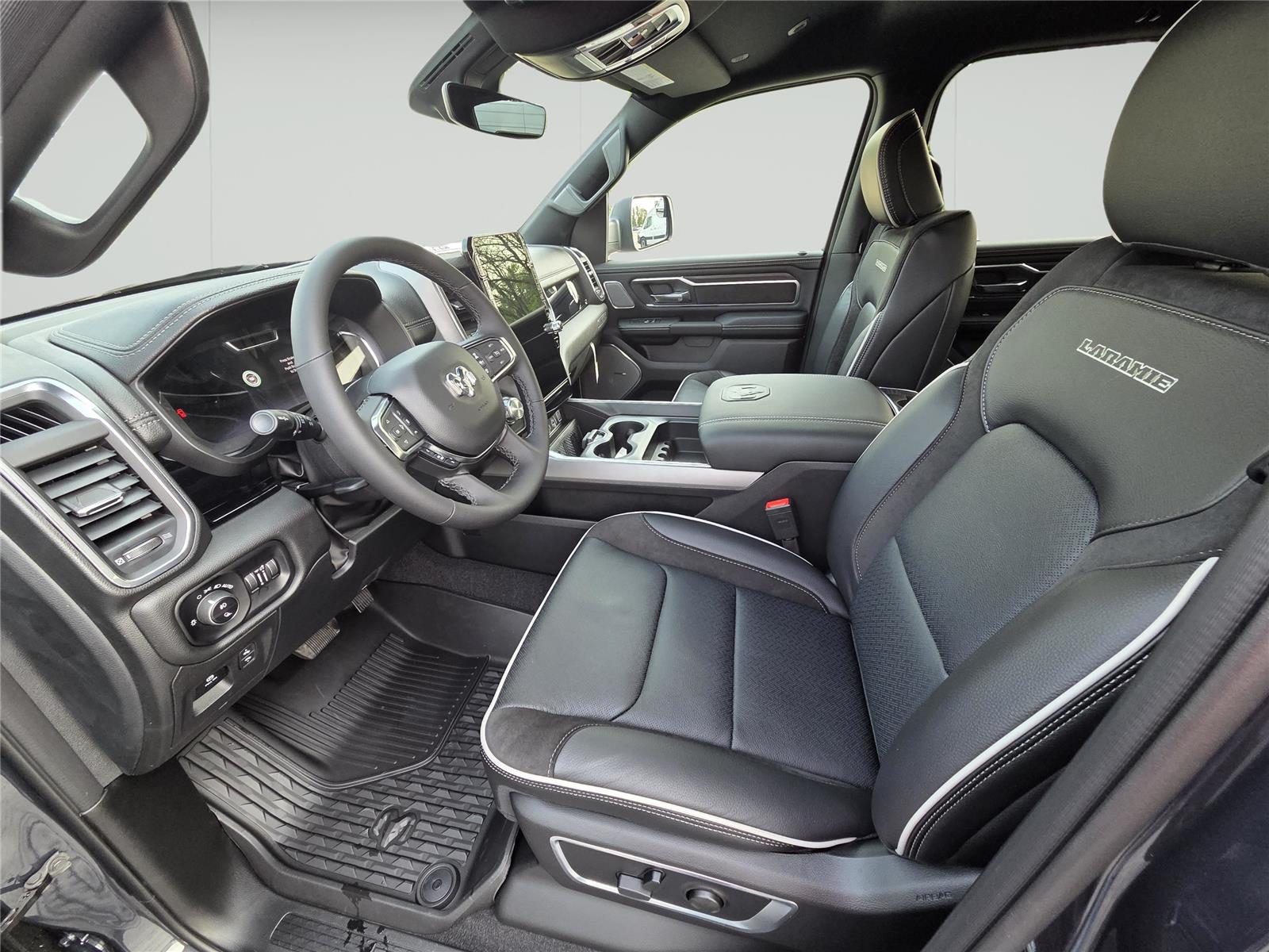 2025 Ram 1500 Laramie photo 3