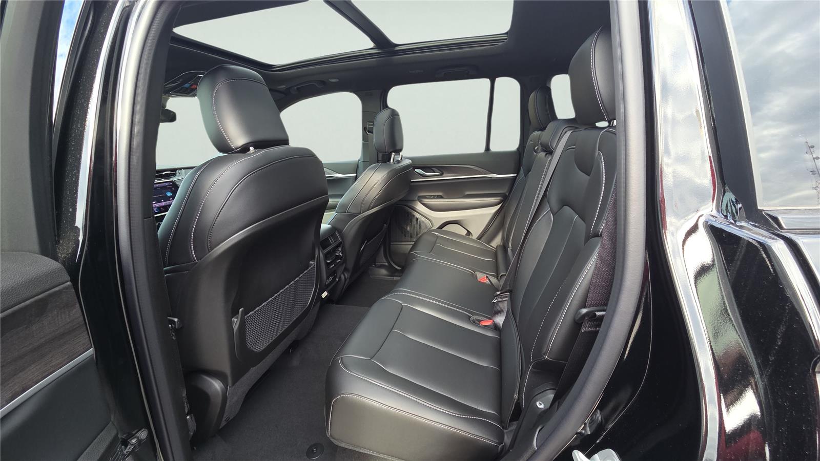 2025 Jeep Grand Cherokee Limited photo 2