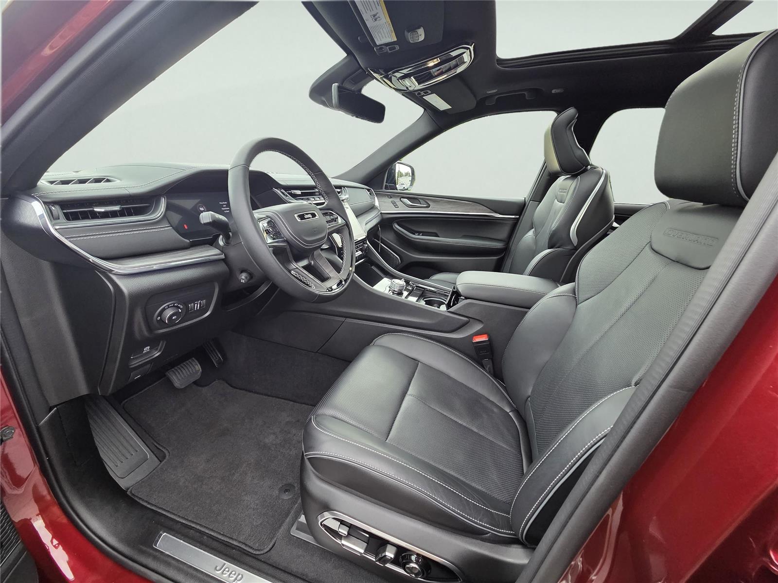 2024 Jeep Grand Cherokee Overland photo 3