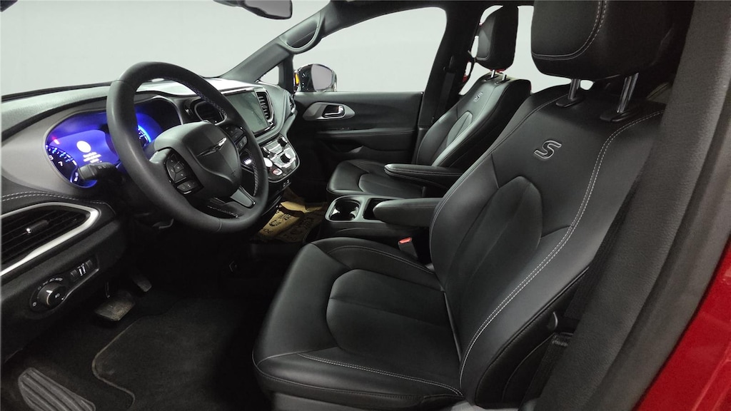 Used 2024 Chrysler Pacifica MiniVan