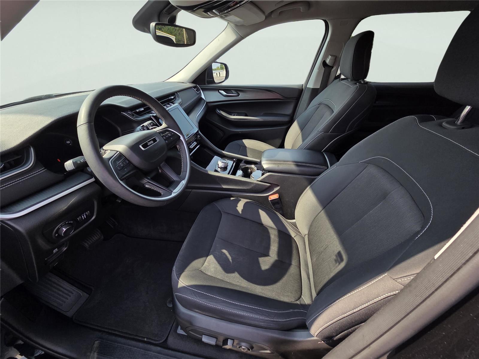 2023 Jeep Grand Cherokee Laredo photo 2