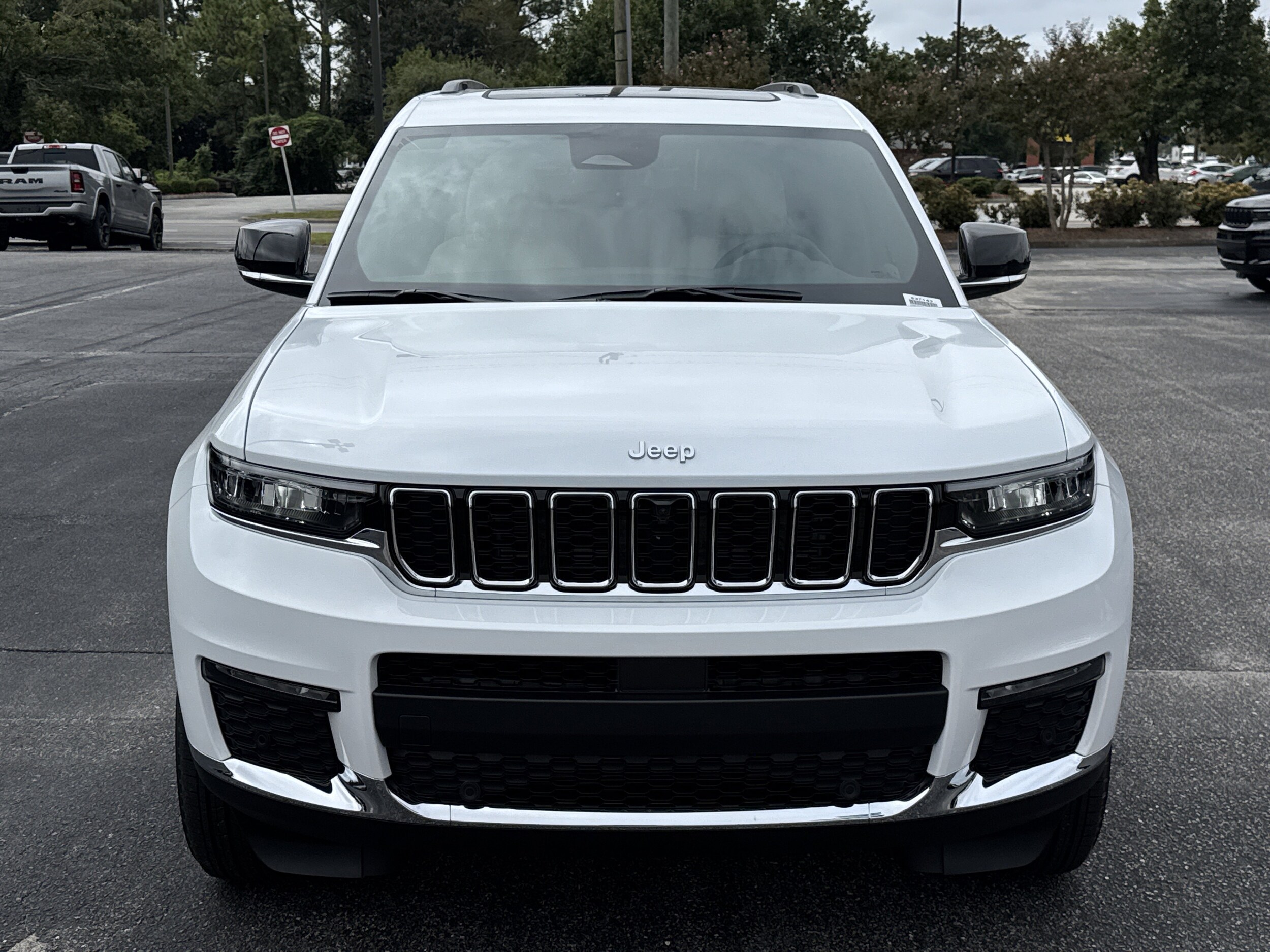 2025 Jeep Grand Cherokee Limited photo 2